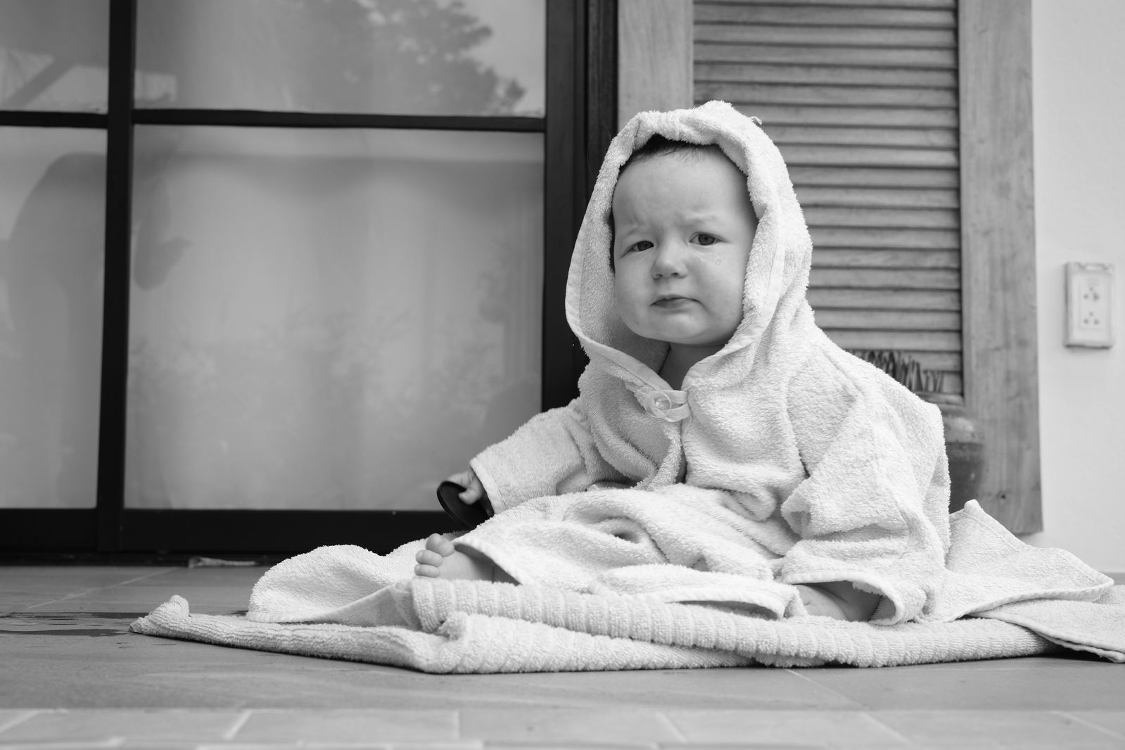Mutter zeigt ihrem Baby etwas auf dem Handy